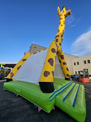 Château, girafe, gonflable : en stock, dans nos locaux à Bessan