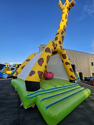 Vue de côté du château, gonflable girafe