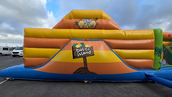 Vue arrière du parcours gonflable sur-mesure