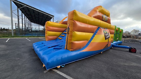 Vu de côté du parcours gonflable