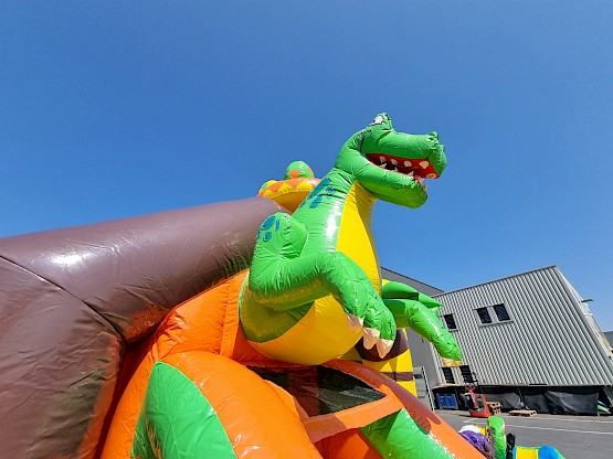 Décor 3D !  À saisir : combo gonflable dinosaure vente neuf