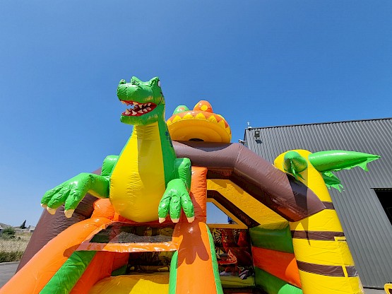 Thème dino avec décor coloré et palmier