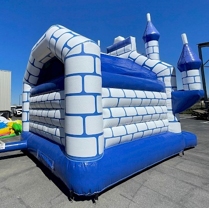 Vue de 3/4 - Château gonflable médiéval, gamme Access