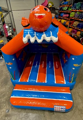 Photo de l'avant du château gonflable, poisson, orange et bleu