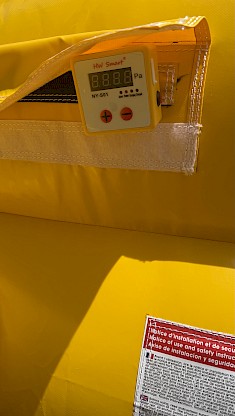 Placé à l'entrée, l'appareil avertit le personnel par des LED clignotantes et des alarmes en cas de chute de pression
