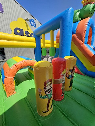 Jeu avec plusieurs obstacles, idéal pour les enfants