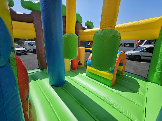 Avec obstacles gonflables