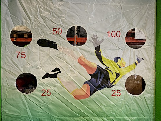 Les trous de but pour les ballons de foot