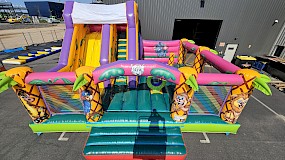 Aire de jeux gonflable sur le thème de la jungle