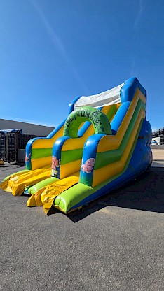 Toboggan gonflable pour enfants de deux à 12 ans