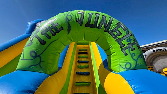 Toboggan, gonflable, idéal pour les campings et parc de loisirs