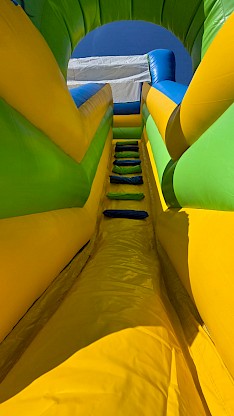 Vu de l'intérieur du toboggan gonflable Cuna
