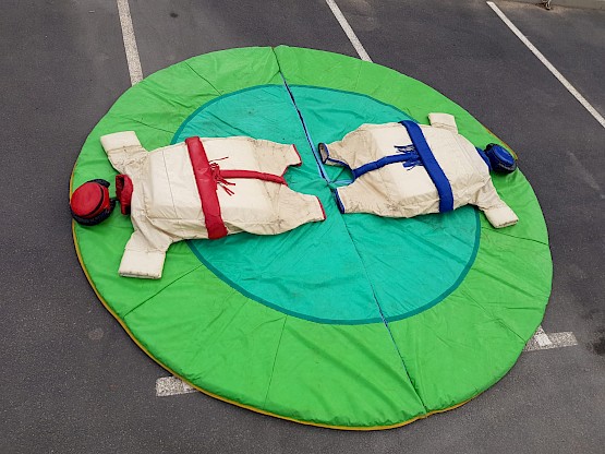 Combat de sumo gonflables : deux. Costumes, casque, tatami.