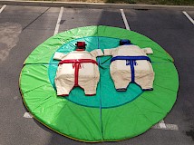 Deux. Costumes de sumo pour combat.