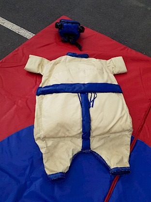Détail du costume de sumo enfants en bleu avec casque