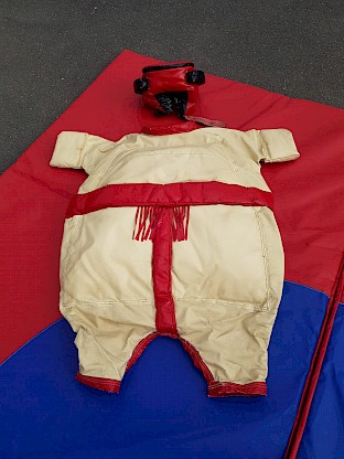 Vu du costume de sumo enfants en rouge avec casque