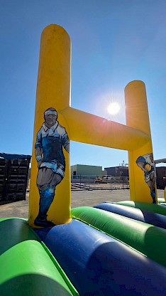 Jeu de défi rugby d'occasion une attraction gonflable avec poteau de rugby