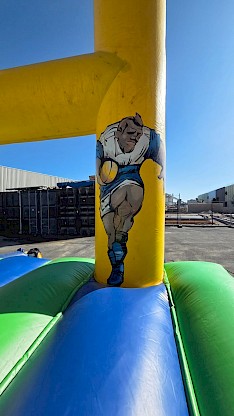 Décor rugby pour cette attraction gonflable, décor poteaux de rugby