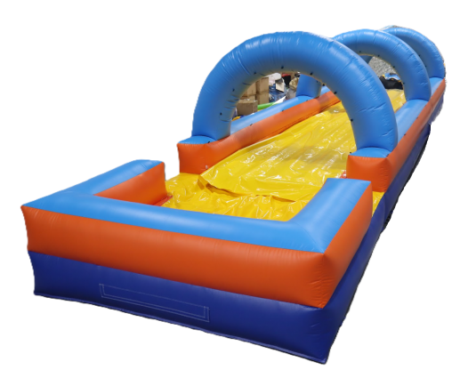 Vu de côté de votre ventre glisse gonflable 14m de long