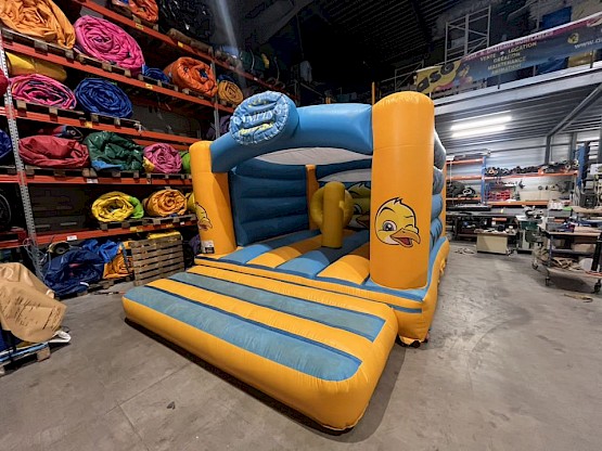 Vue avant du Château 5/4 Gonflable CAMPING PARADIS occasion