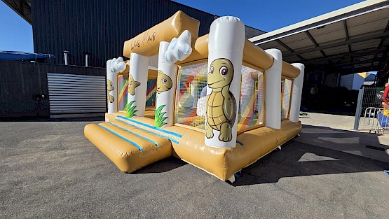 Photo de côté - Aires de jeux gonflables "LES MAS"