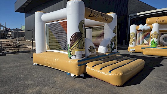 Vue de côté Aire de jeu gonflable "LES MAS"