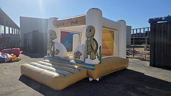 Vue de côté - Aires de jeux gonflables "LES MAS"