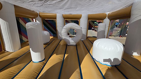 Intérieur de l'aire de jeux avec obstacles et décor 3D