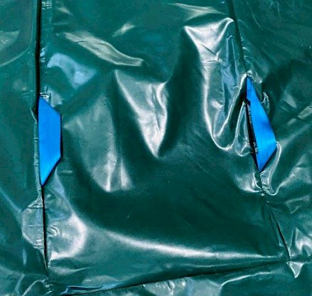 Des poignées de pliage pour faciliter le pliage de votre ventriglisse gonflable