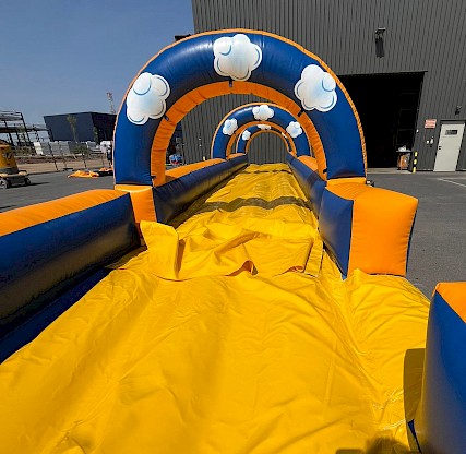 Vue sur la longueur de la piste de glisse - Ventriglisse Gonflable SIGNATURE "ARCHES MER" 14M