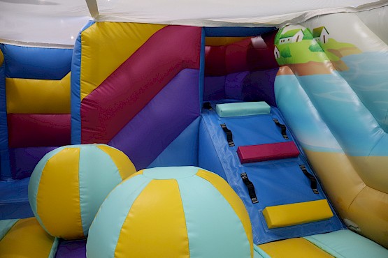 Avec ses grandes dimensions, ce bouncer spacieux promet des heures d’amusement en toute liberté !