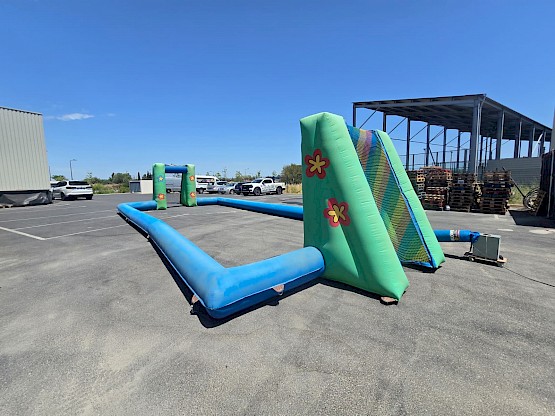 Terrain de football gonflable d'occasion : cages et bordures de terrain